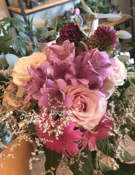 Bouquet di fiori di colori assortiti.