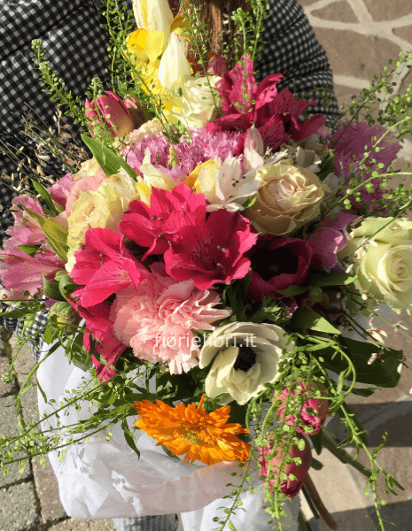 Mazzo di fiori di colore chiaro