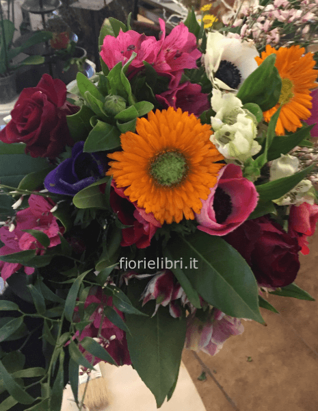 Mazzo con fiori colorati