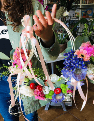Bouquet borsetta con fiori colorati e bacche