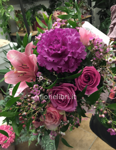 Bouquet di fiori e rose con tonalità del viola