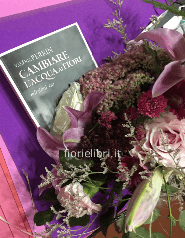 Bouquet di fiori freschi con libro