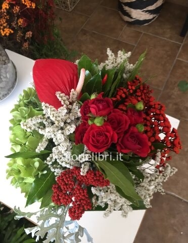 Composizione di fiori rossi