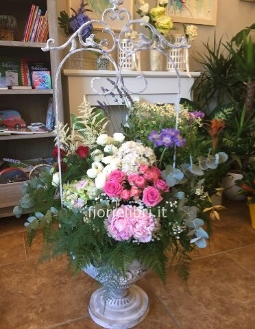composizione grande di fiori freschi
