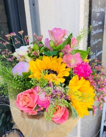 Bouquet colorato stile country con girasoli e rose